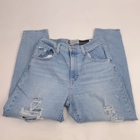 Levi’s Silver Tab MOM jeans Size 28 Light wash denim Distressed tapered Leg - Picture 10 of 14